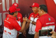 Pacu Pertumbuhan Perekonomian UMKM, Mendagri Apresiasi Gerakan Nasional Pembagian 10 Juta Bendera di Bulukumba FOTO: Menteri Dalam Negeri (Mendagri) Muhammad Tito Karnavian bercengkrama dengan Gubernur Sulsel dan Bupati Bulukumba.