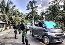 Satgas Yonif 122/TS Gelar Sweeping Guna Menjaga Stabilitas Keamanan Jelang HUT RI Ke 78 FOTO: Personil Satgas Pamtas RI-PNG Yonif 122/TS Pos Kalilapar, gelar kegiatan sweeping di sepanjang jalan raya distrik Kalilapar, Kabupaten Keerom, Papua, Sabtu (12/08/2023).