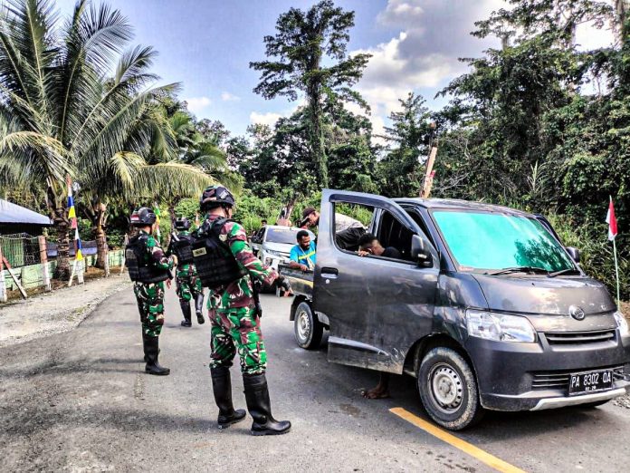 IMG-20230812-WA0142 FOTO: Personil Satgas Pamtas RI-PNG Yonif 122/TS Pos Kalilapar, gelar kegiatan sweeping di sepanjang jalan raya distrik Kalilapar, Kabupaten Keerom, Papua, Sabtu (12/08/2023).
