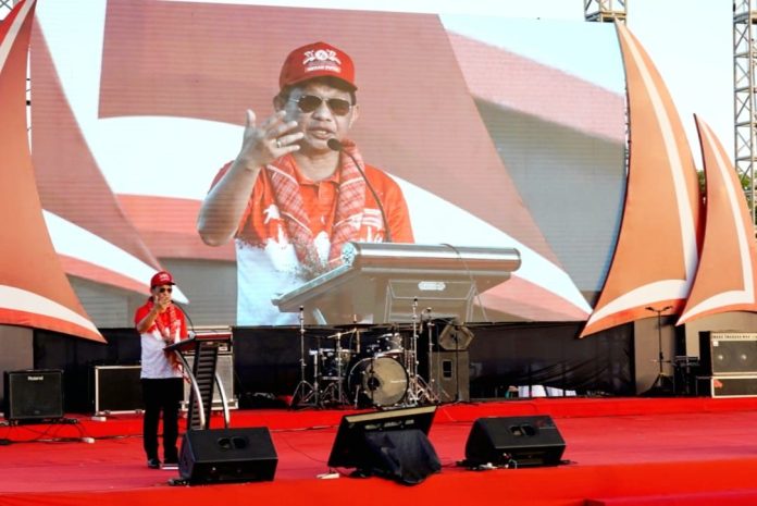 FOTO: Menteri Dalam Negeri Tito Karnavian saat menghadiri pencanangan 10 juta bendera merah putih yang di pusatkan di Bira, Kecamatan Bonto bahari, Bulukumba. Jumat (11/8/2023)