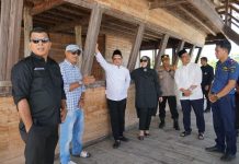 Kunjungi Pusat Pembuatan Kapal Bontobahari, Tito: Bulukumba Istimewa Karena Ada Pinisi FOTO: Menteri Dalam Negeri RI Tito Karnavian saat melakukan kunjungan ke pusat pembuatan kapal di Tanah Lemo Kecamatan Bontobahari.