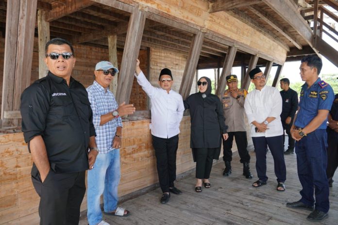 FOTO: Menteri Dalam Negeri RI Tito Karnavian saat melakukan kunjungan ke pusat pembuatan kapal di Tanah Lemo Kecamatan Bontobahari.