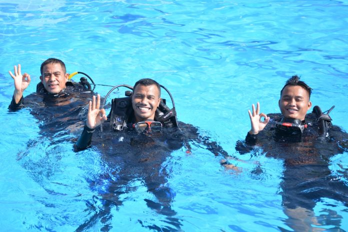FOTO: Prajurit Yonmarhanlan VI melaksanakan refresing selam di Kolam renang Tirta Segoro 5 Lantamal Vl Makassar, Sabtu (12/08/2023)