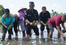 Dampak Kekeringan di Puncak Jaya, Pemerintah Bakal Perpanjang Runway Bandara Sinak untuk Keperluan Bahan Pangan FOTO: Menko PMK Muhadjir Effendy didampingi Mentan Syahrul Yasin Limpo dan Staf Khusus Presiden Arif Budimanta memberikan keterangan pers di Komplek Istana Kepresidenan Jakarta, Kamis (10/08/2023), (Foto: Humas Setkab/Agung)