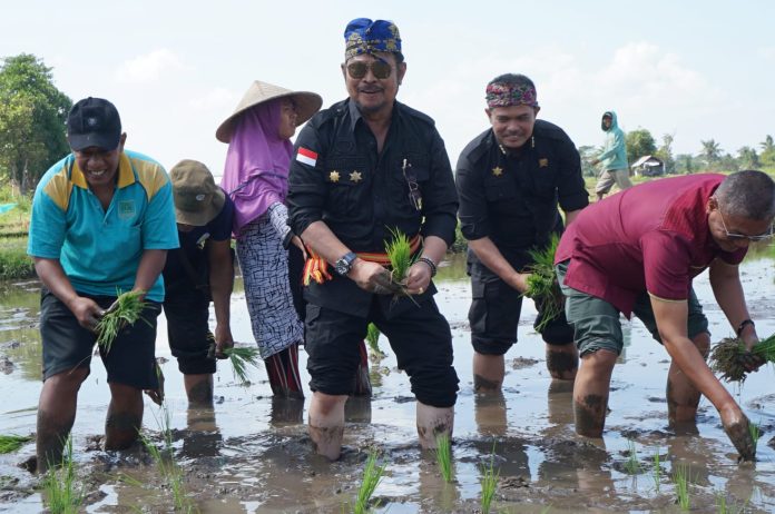 FOTO: Menko PMK Muhadjir Effendy didampingi Mentan Syahrul Yasin Limpo dan Staf Khusus Presiden Arif Budimanta memberikan keterangan pers di Komplek Istana Kepresidenan Jakarta, Kamis (10/08/2023), (Foto: Humas Setkab/Agung)