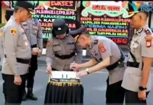 Sertijab Kapolsek, Bontoala Kompol Muhammad Idris dan Panakukang Kompol Joko Pamungkas FOTO: Kapolrestabes Makassar Kombes Mokhamad Ngajib memimpin langsung upacara Sertijab di di halaman Mapolrestabes, Jalan Jendral Ahmad Yani, Kota Makassar, Jumat (11/8/2023)