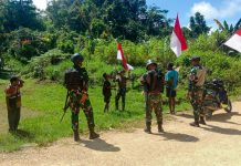 Bersama Masyarakat Bersama Kibarkan Bendera, Menyambut HUT RI ke-78 FOTO: Pasukan Banua Satgas Yonif 623/BWU bersama warga Kampung Kumurkek, Distrik Aifat, Kabupaten Maybrat melaksanakan pemasangan bendera Merah Putih, menyambut perayaan HUT ke-78 Republik Indonesia serta dalam rangka meningkatkan semangat Nasionalisme masyarakat di wilayah Papua, Jumat (11/08/2023).