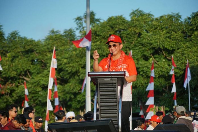 FOTO: Menteri Dalam Negeri Muhammad Tito Karnavian memberikan sambutannya pada Puncak Gerakan Nasional Pembagian 10 Juta Bendera Merah Putih yang dipusatkan di Tanjung Bira pada Jumat 11 Agustus 2023.