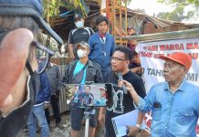 Carut Marut Sampah di Makassar, Dari TPA Bintang 5 Hingga PSEL, Warga: Hasilnya Nihil FOTO: Nasir Urung Tokoh Masyarakat Tamangapa saat memberi keterangan persnya saat menutup TPA Tamangapa. Senin (14/8/2023)