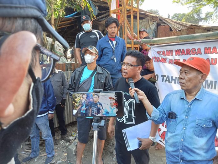 FOTO: Nasir Urung Tokoh Masyarakat Tamangapa saat memberi keterangan persnya saat menutup TPA Tamangapa. Senin (14/8/2023)