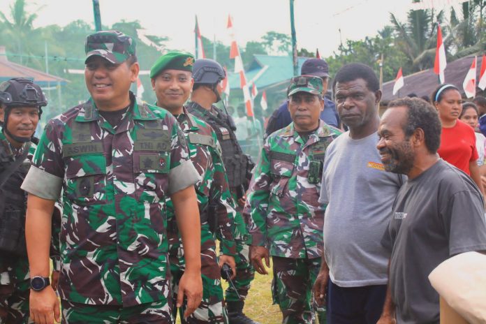 FOTO: Asisten Operasi Kasdam XVIII/Kasuari Kolonel Inf Aswin Kartawijaya saat meninjau program Truk Banua Mace Pace adalah inovasi Satgas Yonif 623/BWU Distrik Aifat, Kabupaten Maybrat, Papua Barat Daya. Senin (14/08/2023).