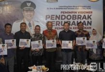KNPI Luwu Bentang Karpet Merah Kritikal Review Buku Basmin Mattayang FOTO: Buku biografi bupati Luwu DR. Drs. H. Basmin Mattayang, MPd. resmi dilaunching di area Wisata Kuliner, Kecamatan Kamanre, Kabupaten Luwu Senin malam (14/8/2023).