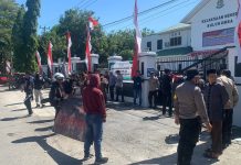 GMB Gelar Unras di Kejari Bulukumba Terkait Dugaan Korupsi di BPSPS FOTO: Gerakan Mahasiswa Bersatu (GMB). Saat menggelar aksi di Kantor Kejari Bulukumba di Jalan Rambutan No.5, Kelurahan Loka, Kecamatan Ujung Bulu. Selasa 15 Agustus 2023.