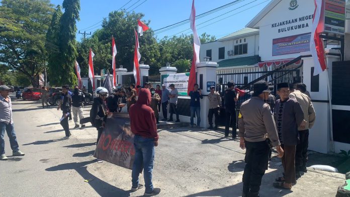 FOTO: Gerakan Mahasiswa Bersatu (GMB). Saat menggelar aksi di Kantor Kejari Bulukumba di Jalan Rambutan No.5, Kelurahan Loka, Kecamatan Ujung Bulu. Selasa 15 Agustus 2023.