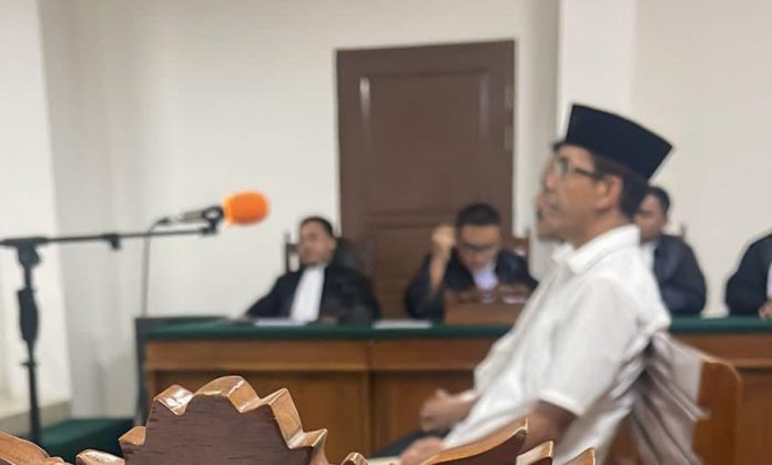 FOTO: Radityo Putra eks kepala gudang Bulog Pinrang saat menghadiri persidangan di PN Klas 1A Makassar. Selasa (15/8/2023)