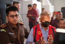 Kembali Tim Tabur Ewako Adhyaksa Kejati Sulsel Tangkap Buronan Kasus Penganiayaan FOTO: Terdakwa Sjarifuddin alias Ayah bin Muh.Tinggi (65) tahun saat digiring ke mobil tahanan, selanjutnya diserahkan ke Kejari Pinrang.