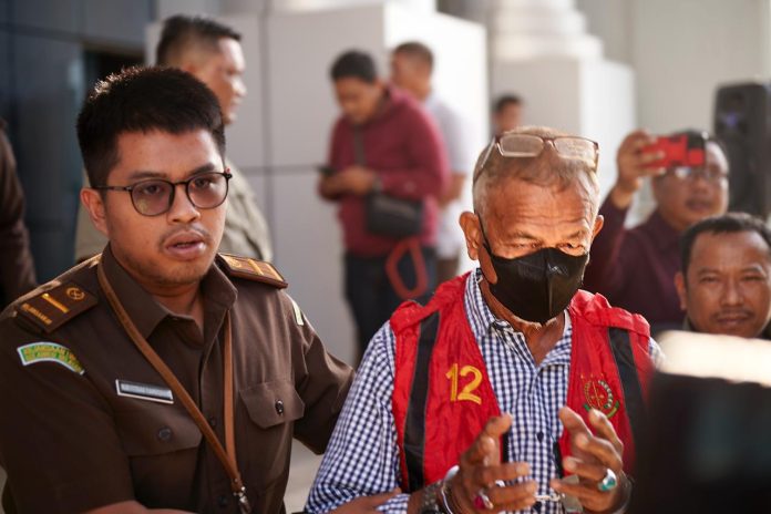 FOTO: Terdakwa Sjarifuddin alias Ayah bin Muh.Tinggi (65) tahun saat digiring ke mobil tahanan, selanjutnya diserahkan ke Kejari Pinrang.