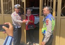 Jelang HUT RI Ke-78, Satlantas Polres Gowa Bagi Bendera ke Warga di Pallangga FOTO: Kanit Turjawali IPDA Hamsal Hamid SH, bersama personil Satlantas Polres Gowa saat membagi bendera ke warga di kecamatan Palangga. Rabu (16/8)