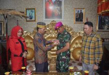 Danyonmarhanlan VI Makassar Silaturahmi Ke Raja Gowa ke 38 FOTO: Komandan Batalyon Marinir Pertahanan Pangkalan (Yonmarhanlan) VI Mayor Marinir Yusman Efendi, M.Tr. Opsla bersilaturahmi ke kediaman Raja Gowa di Perum BTN Sejahtera Permai Jl. Mangka Dg. Bombong, Kel. Bonto-Bontoa kec. Somba Opu Kab. Gowa. Rabu (16/08/2023)
