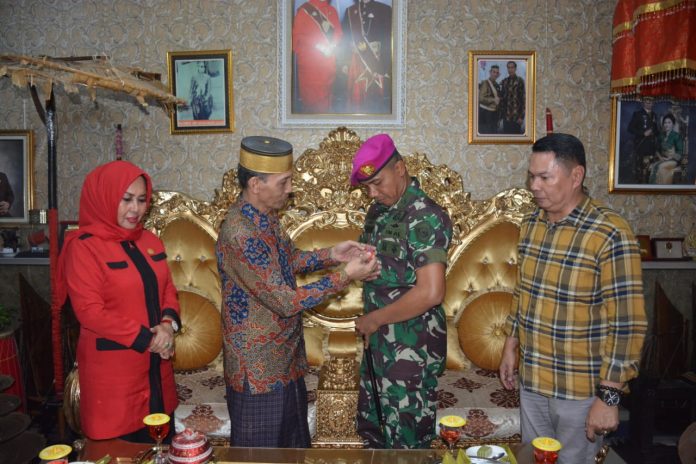 FOTO: Komandan Batalyon Marinir Pertahanan Pangkalan (Yonmarhanlan) VI Mayor Marinir Yusman Efendi, M.Tr. Opsla bersilaturahmi ke kediaman Raja Gowa di Perum BTN Sejahtera Permai Jl. Mangka Dg. Bombong, Kel. Bonto-Bontoa kec. Somba Opu Kab. Gowa. Rabu (16/08/2023)