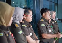 Punya moto ‘Mengatasi Masalah Tanpa Masalah’, Akhirnya Jaksa Tahan 2 Pegawai Pegadaian Rantepao FOTO: Kepala Seksi Penerangan Hukum (Kasipenkum), Soetarmi, SH,.MH saat memberikan keterangan pers nya di kantor Kejati Sulsel. Rabu (16/8/2023)