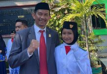 Putri Ivan Adryan Tampil Sebagai Salah Satu Pengibar Bendera di SMP Negeri 6 Makassar FOTO: Nur Aliyah Thyssen saat didampingi Kepala UPT SMP Negeri 6 Kota Makassar