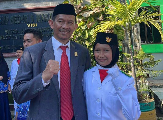 FOTO: Nur Aliyah Thyssen saat didampingi Kepala UPT SMP Negeri 6 Kota Makassar