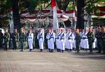 Komandan Yonmarhanlan VI Hadiri Perayaan HUT Kemerdekaan RI ke-78 FOTO: Prajurit Yonmarhanlan Vl menghadiri Pengibaran Bendera Merah Putih yang dilaksanakan di Anjungan Pantai Losari Kota Makassar. Kamis (17/08/2023)