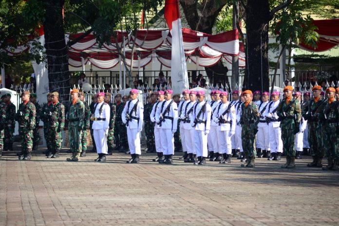 FOTO: Prajurit Yonmarhanlan Vl menghadiri Pengibaran Bendera Merah Putih yang dilaksanakan di Anjungan Pantai Losari Kota Makassar. Kamis (17/08/2023)