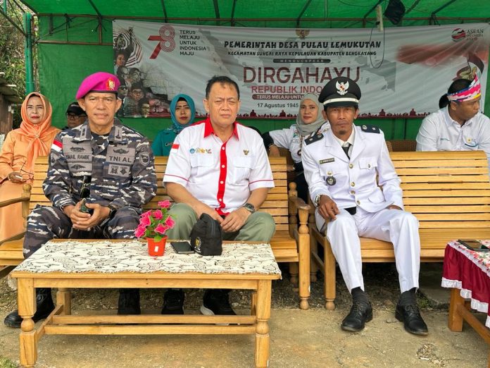 FOTO: Dr. Hasrullah penggagas KKN Kebangsaan saat mengikuti upacara peringatan HUT RI ke 78 di Desa Pulau Lemukutan berada di Kabupaten Bengkayang, Provinsi Kalimantan Barat. Kamis (17/8/2023)