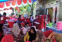 HUT RI ke 78, Warga Barukang Gelar Pesta Rakyat ‘Bakar Ikan’ Terpanjang di Makassar FOTO: Hj. Hamriana saat menghadiri kegiatan bakar ikan oleh warga Barukang, Kelurahan Pattingaloang, Kecamatan, Ujung Tanah, Kota Makassar pesta rakyat. Kamis (17/8/2023)