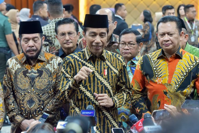 FOTO: Presiden Jokowi didampingi Ketua MPR RI Bambang Soesatyo, Seskab Pramono Anung, dan sejumlah pejabat lainnya pada Peringatan Hari Konstitusi, di Gedung MPR RI, Senayan, Jakarta, Jumat (18/08/2023). (Foto: Humas Setkab/Agung)