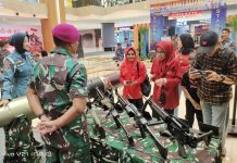 Meriahkan HUT Kemerdekaan RI ke-78, Yonmarhanlan Vl Ikuti Pameran Alutsista FOTO: Batalyon Marinir Pertahanan Pangkalan (Yonmarhanlan) VI Makassar mengikuti pameran alutsista di Trans Studio Mall Makassar. Sabtu (19/08/2023).