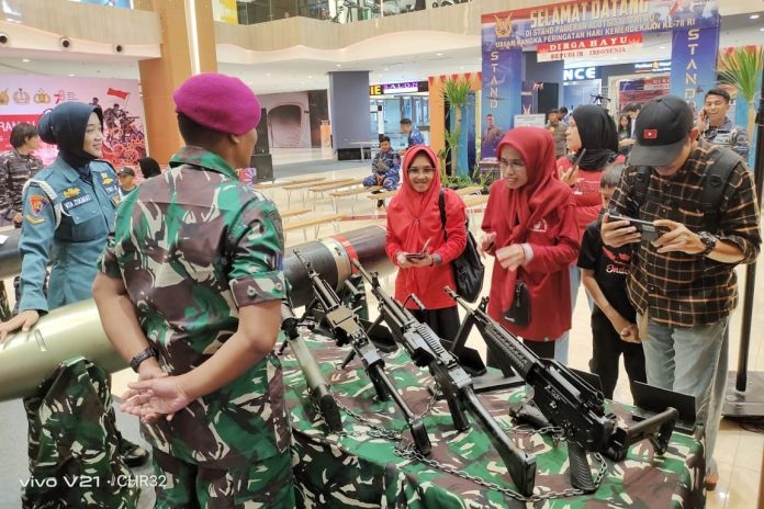 FOTO: Batalyon Marinir Pertahanan Pangkalan (Yonmarhanlan) VI Makassar mengikuti pameran alutsista di Trans Studio Mall Makassar. Sabtu (19/08/2023).