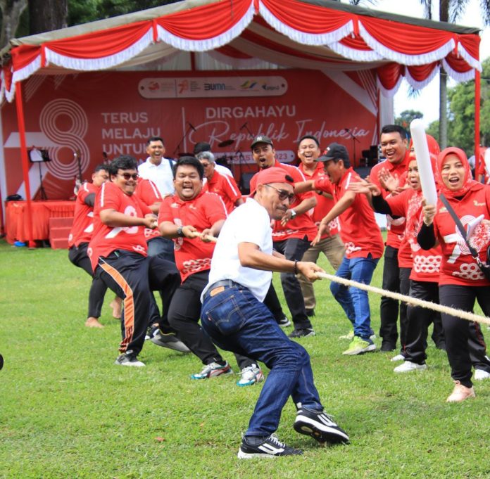 FOTO: Lomba tarik tambang diikuti karyawan PTPN2 Tanjung Morawa dalam rangka HUT RI ke 78. Kamis, 17 Agustus 2023.