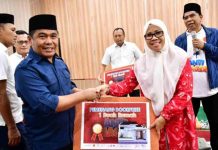 Citra Mandalika Peraih Hadiah Utama 1 Unit Rumah Jalan Sehat Sulsel Anti Mager FOTO: Kiri Ketua Harian IKA Unhas Rahman Pina dan Citra Mandalika Peraih Hadiah Utama 1 Unit Rumah Jalan Sehat Sulsel Anti Mager
