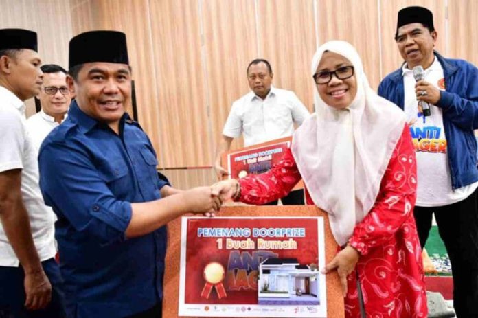 FOTO: Kiri Ketua Harian IKA Unhas Rahman Pina dan Citra Mandalika Peraih Hadiah Utama 1 Unit Rumah Jalan Sehat Sulsel Anti Mager