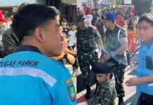 Viral Video Gibran Gunakan Baju ‘Petugas Parkir’ Pengamat sebut Sindir Ganjar Pranowo Foto kolase Gibran Rakabuming Raka saat menggunakan baju bertuliskan "Petugas Parkir"