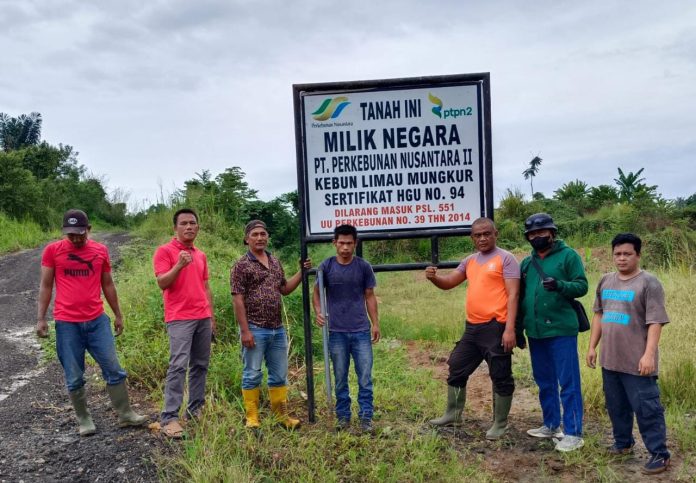 FOTO: Petugas Kebun Limau Mungkur memasang plank lahan HGU di lokasi garapan warga