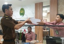 Sidang Korupsi PDAM Makassar 2016-2019 Segera Kembali Bergulir di PN Tipikor FOTO: Tim Jaksa Penuntut Umum (JPU) Kejaksaan Tinggi Sulawesi Selatan bersama Jaksa Penuntut Umum pada Kejaksaan Negeri Makassar telah melimpahkan perkara 3 Terdakwa kasus korupsi PDAM. Selasa 22 Agustus 2023, Pukul 09.00 WITA.