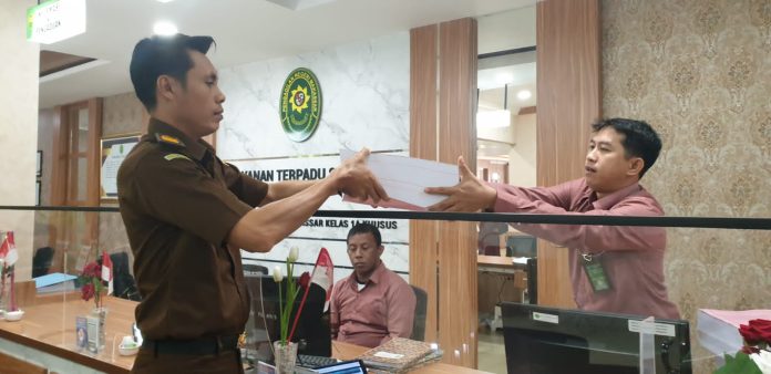 FOTO: Tim Jaksa Penuntut Umum (JPU) Kejaksaan Tinggi Sulawesi Selatan bersama Jaksa Penuntut Umum pada Kejaksaan Negeri Makassar telah melimpahkan perkara 3 Terdakwa kasus korupsi PDAM. Selasa 22 Agustus 2023, Pukul 09.00 WITA.