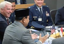 Prabowo MoU Pembelian 24 Pesawat Tempur F-15EX dari AS FOTO: Menteri Pertahanan (Menhan) Prabowo Subianto di samping pejabat Kemhan yang sedang melakukan penandatangan pembelian 24 jet tempur F-15EX.
