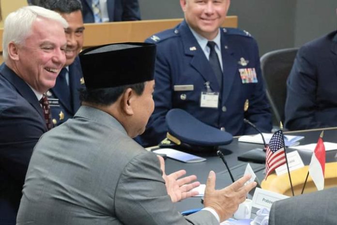 FOTO: Menteri Pertahanan (Menhan) Prabowo Subianto di samping pejabat Kemhan yang sedang melakukan penandatangan pembelian 24 jet tempur F-15EX.