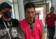Jadi Buronan Tipikor 20 Tahun, Akhirnya Munir Diciduk Tim Tabur Ewako Adhyaksa Kejati SulselĀ FOTO: Munir bin Sennang (58) usai diciduk Tim Tabur Ewako Adhyaksa Intelijen Kejaksaan Tinggi Sulawesi Selatan berkolaborasi dengan Tim Tabur Kejaksaan Negeri Barru. 23 Agustus 2023