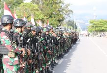 Kodim 1702/Jayawijaya Yakinkan Masyarakat Demo Damai, Tak Ada Gangguan Keamanan FOTO: Kodim 1702/Jayawijaya bersama Polres Jayawijaya gelar apel gabungan dalam rangka pengamanan Cipta Kondisi Gangguan Keamanan Ketertiban Masyarakat di Tugu Salib Jl. Yosudarso Distrik Wamena, Kabupaten Jayawijaya, Provinsi Papua Pegunungan, Selasa (22/08/2023).