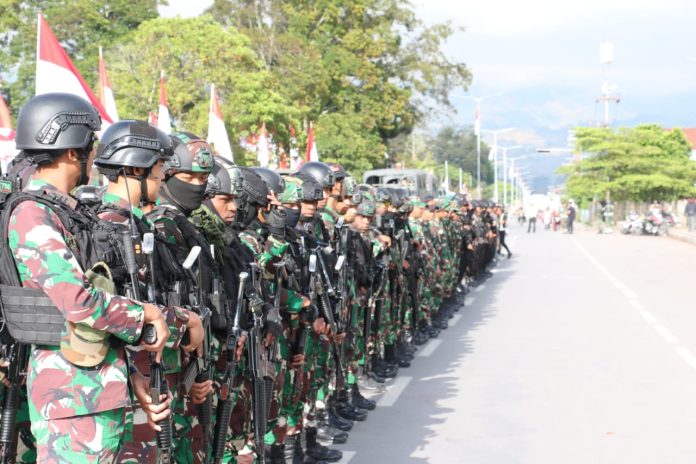 FOTO: Kodim 1702/Jayawijaya bersama Polres Jayawijaya gelar apel gabungan dalam rangka pengamanan Cipta Kondisi Gangguan Keamanan Ketertiban Masyarakat di Tugu Salib Jl. Yosudarso Distrik Wamena, Kabupaten Jayawijaya, Provinsi Papua Pegunungan, Selasa (22/08/2023).