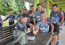 Uji Kemampuan Perorangan, Prajurit Yonmarhanlan Vl Laksanakan Tes Kesegaran Jasmani FOTO: Komandan Batalyon Marinir Pertahanan Pangkalan (Danyonmarhanlan) Vl Mayor Marinir Yusman Efendi, M.Tr.Opsla memantau tes kesegaran jasmani di lapangan Shuttle Run Lantamal Vl, JL. Yos Soedarso No.308 Kota Makassar. Rabu (23/08/2023)