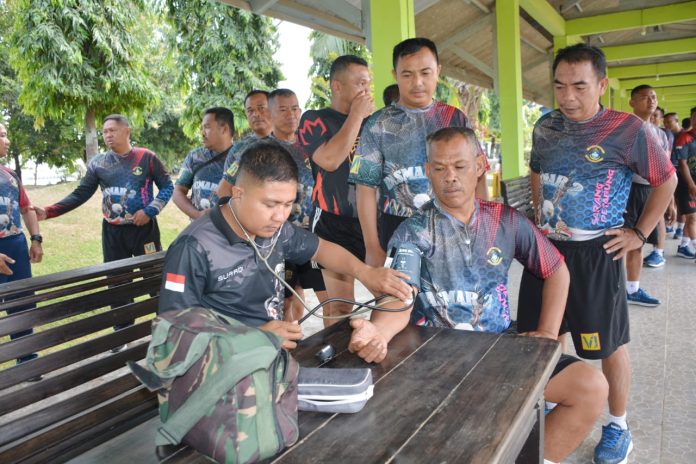 FOTO: Komandan Batalyon Marinir Pertahanan Pangkalan (Danyonmarhanlan) Vl Mayor Marinir Yusman Efendi, M.Tr.Opsla memantau tes kesegaran jasmani di lapangan Shuttle Run Lantamal Vl, JL. Yos Soedarso No.308 Kota Makassar. Rabu (23/08/2023)