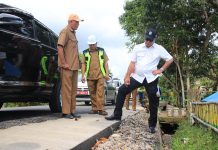 Selain DAU dan DAK, Bulukumba Juga Dapat Dana Inpres 45,9 Milyar Bangun Jalan FOTO: Bupati Andi Muchtar Ali Yusuf saat meninjau progres pekerjaan pembangunan infrastruktur.