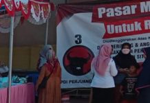 Komisi II DPRD Kerjasama Diskoperindag Situbondo Gelar Pasar Murah FOTO: Kegiatan pasar murah kerjasama Komisi II DPRD dengan Diskoperindag Situbondo. Selasa, (22/8/2023).
